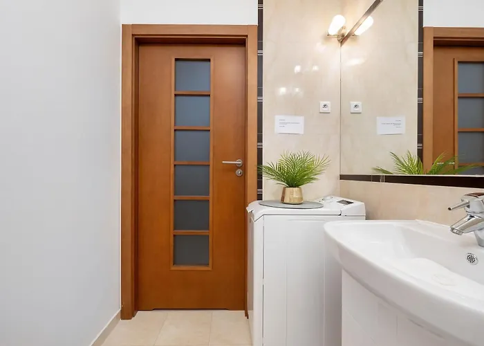 Cosy In With Balcony Ideal For Relaxation By Renters *