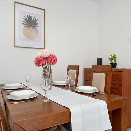 Cosy In With Balcony Ideal For Relaxation By Renters شقة فروتسواف