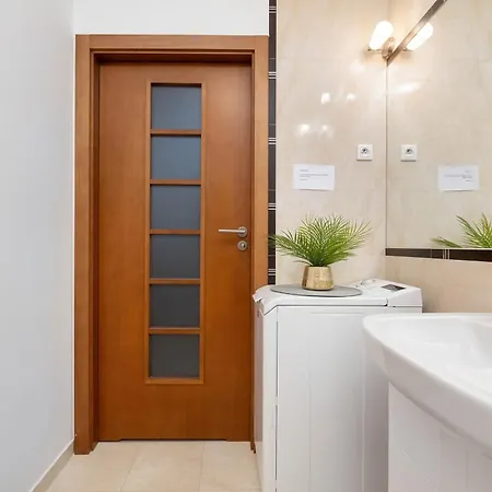 Cosy In With Balcony Ideal For Relaxation By Renters *